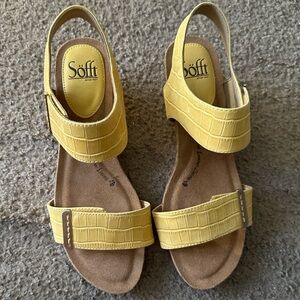 NEW Sofft Women’s Yellow Sandals